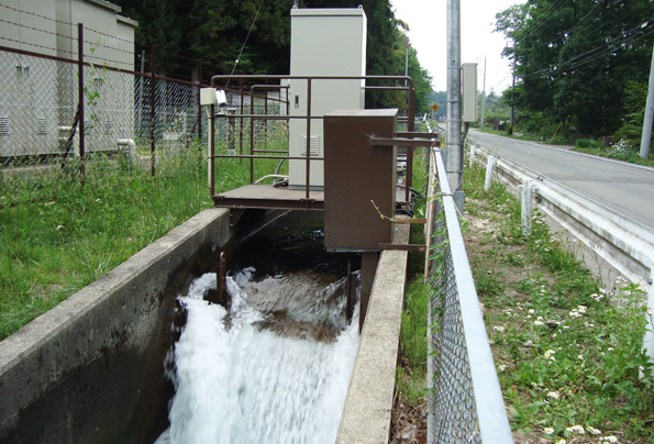 那須塩原市の農業用水路に設置された小水力発電施設。上から落ちる水の力で回転するクロスフロー水車