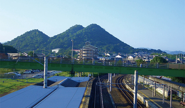 福岡県飯塚市忠隈のボタ山（筑豊富士）Photo／M-MIX　Wikimedia Commons