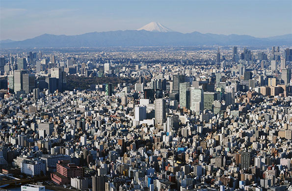 富士山を背景に都市部のビル群俯瞰