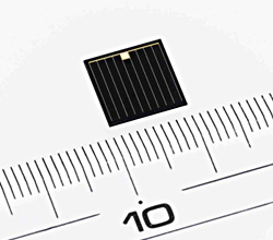 シャープ、化合物3接合型太陽電池で非集光時世界最高変換効率37.7％