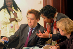 会議での島田氏。COP3以降、数々の議題で交渉の議長なども歴任してきた