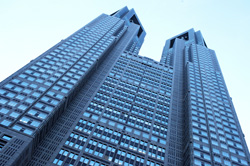 東京都庁。都庁舎自体も、全体の使用量の約1/3となる3,000kW分を、近隣の地域冷暖房センターで発電した電力で賄っている