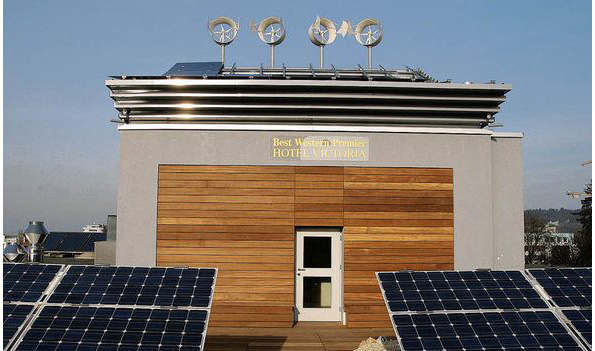 ホテルヴィクトリア（ドイツ）の屋上に設置されている小型風力発電機と太陽光発電パネル
