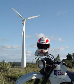 1998年に斉藤氏が偶然出会った北海道石狩市の80kWの小さな風車