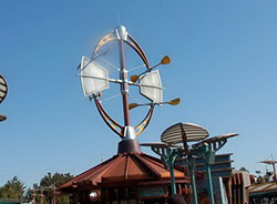 「ディスカバリーギフト」というギフトショップの上に配置された風力発電機
