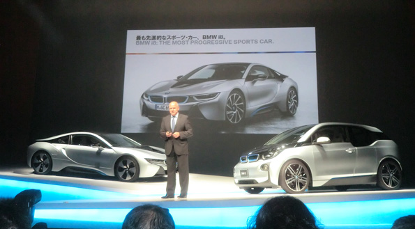量産型が日本初公開された、BMW「i3」（右）とBMW「i8」。