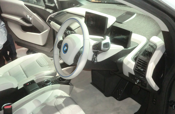 「i3」の車内。メーターパネルとセンターコンソールにディスプレイを装備。