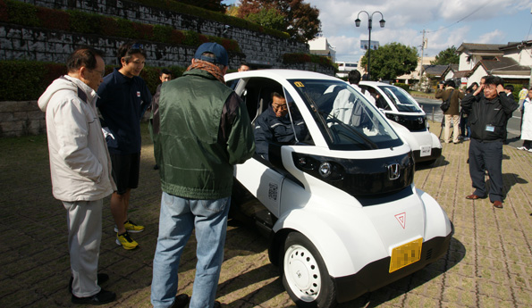 2013年11月22日、熊本県庁・大型駐車場で開催された「超小型モビリティ走行実験スタート式」(提供：熊本県）
