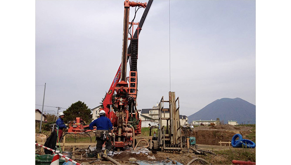 ヒートポンプ設置工事。ニセコ町は年間平均気温8度という土地柄から熱需要が多く、一人当たりCO2排出量は全国平均の1.4倍(2007)。一方地中熱は11度で安定い、ヒートポンプ利用によりCO2排出量は1/3に低減する