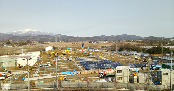 福島県郡山市で建設中の産業総合研究所福島再生可能エネルギー研究所の太陽光発電設備