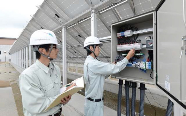 絶縁抵抗、開放電圧測定の様子(提供:ネクストエナジー・アンド・リソース)