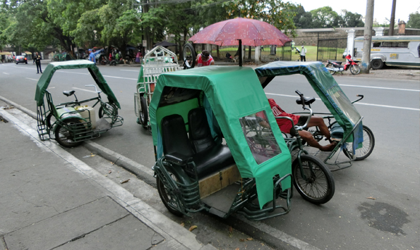 マニラ中心部の観光地、イントラムロス。自転車にサイドカーをつけた小型移動体がウジャウジャ。