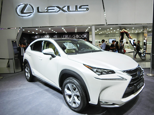 レクサスが北京ショーで世界初公開した新型SUVの「NX」。ハイブリッドの「NX300h」の設定あり。