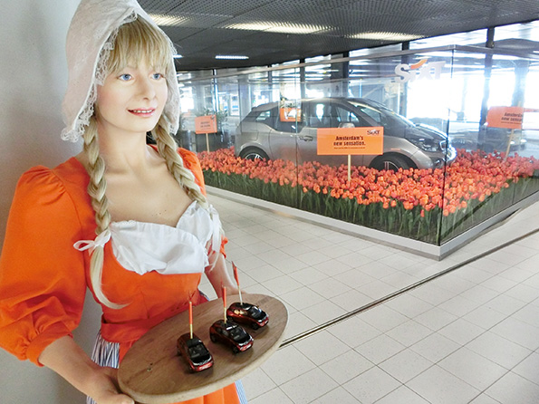 アムステルダム・スキポール空港内。チューリップに囲まれたBMW「i3」のレンタカー会社の展示
