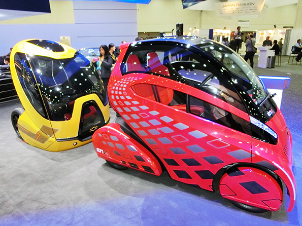 GMの超小型電気自動車「env」。前が四輪車の新型「2.0」、後ろは二輪車自立型の初代モデル。