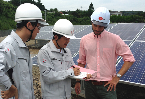 NRE国東太陽光発電所（大分県）でのNREエンジニア