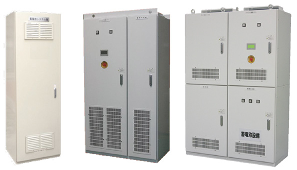 画像左：単相連系タイプ（標準：屋外仕様）PCS出力 3kW／10kW　蓄電容量 4.4～176kWh 画像中央、右：三相連系タイプ（標準：屋内仕様） PCS出力　10kW／25kW　蓄電容量　11kW～176kWh