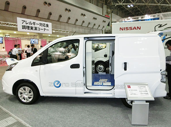 日産EV e-NV200車体の後ろに食品展示ブース