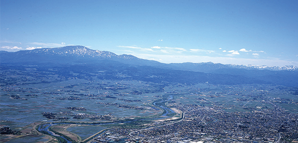 鶴岡市街地全景／写真提供・鶴岡市