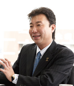 親川 智行氏(おやかわ・ともゆき)アンフィニジャパンソーラー 代表取締役社長