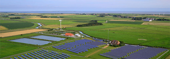 ペルヴォルムの風景。風力発電と 太陽光発電が設置されている;