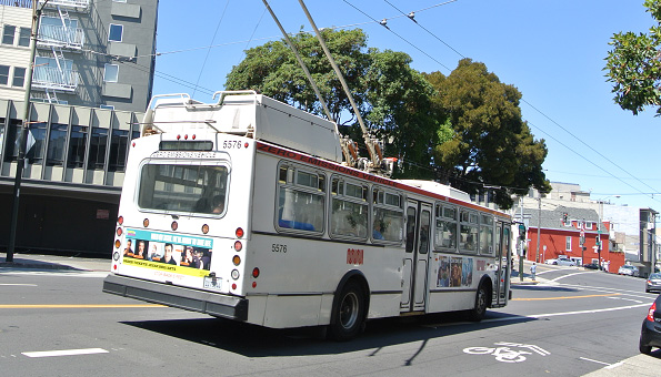 カーボンフリー電力でサンンフランシスコ市内を走るMUNIバス（筆者撮影）