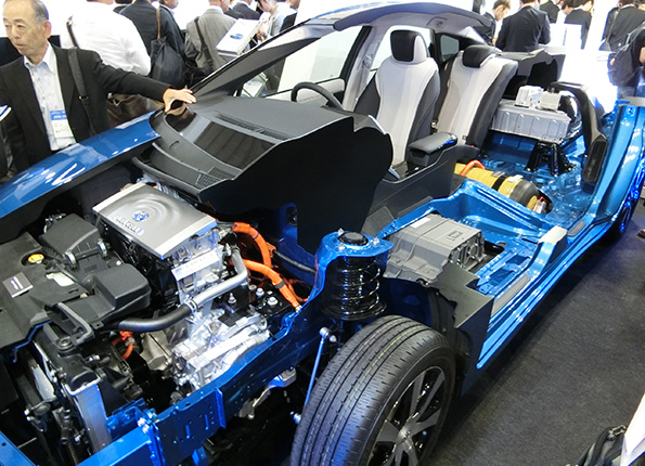 トヨタ「MIRAI」のカットモデル。