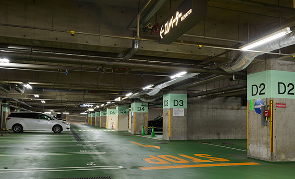 LED化された地下駐車場