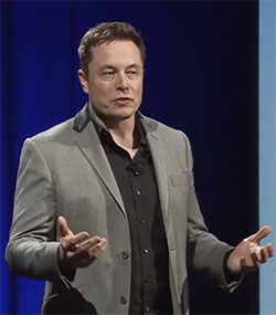 壇上で発表を行うテスラ・モーターズのイーロン・マスク氏