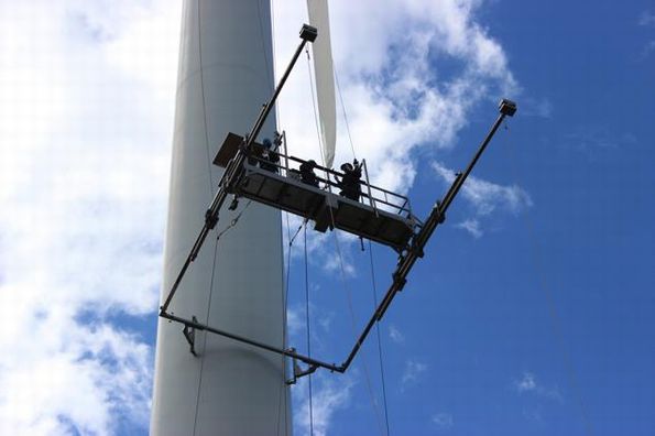 専用ゴンドラによる風車ブレード補修の様子