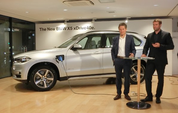 BMWドイツ本社からX5担当エンジニア等が来日し、報道陣との質疑に対応した。