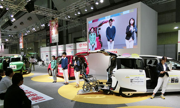 第42回 国際福祉機器展。トヨタブースでは新型シエンタの展示が目立った。