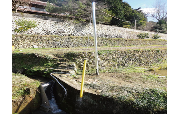 四熊尾花集落は棚田の用水路を利用して小水力発電を行っている