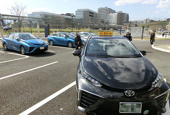 水素先端世界フォーラムが開催された九州大学伊都キャンパスでは、トヨタ「MIRAI」の試乗会も開催。また「MIRAI」のタクシーも登場。