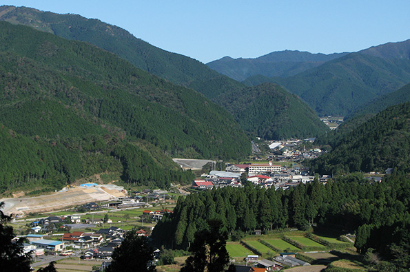 西粟倉村の中心部、影石地区を望む。