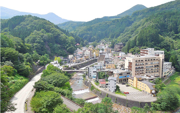 11軒の旅館が軒を連ね、その旅館を中心に、240世帯、500人が暮らす懐かしい温泉郷だ。