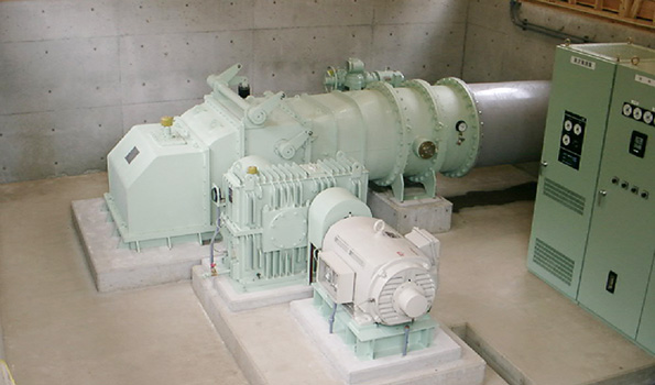 清和水力発電所の水車発電機。ここで発電された電気は当初、村内の雇用創出をも目的に建設された清和文楽館で使用される予定だったが、建設コストの面より全量売電するよう計画を変更した。(写真提供:全国小水力利用推進協議会ホームページより)