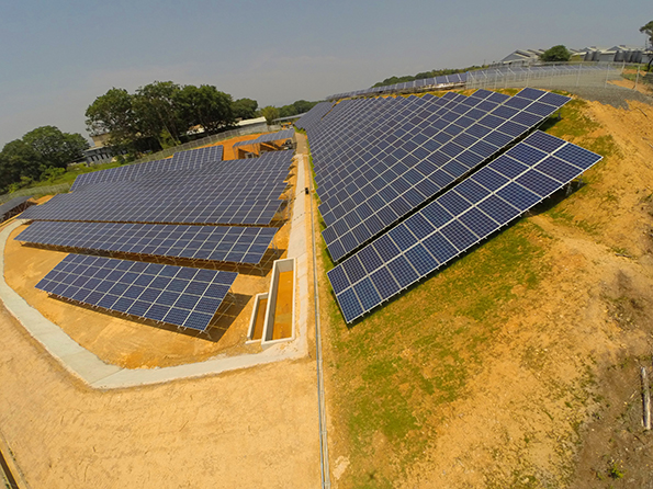 西向き斜面に南向きに設置された太陽光発電システム