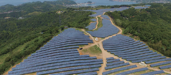 島根県浜田市のゴルフ場跡地を利用した総発電量23MW(予定)のメガソーラー(土地の形状に合わせた特徴あるMKGの架台)