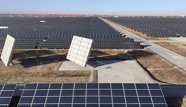 中国青海省ゴルもド市の590MWソーラー発電所　正にソーラーパネルの海