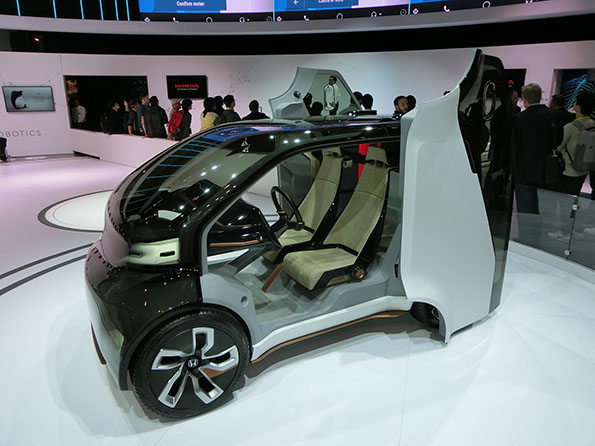 ホンダも将来的には、感情認識エンジンの量産化を考えている。CES2017でのコンセプトモデル。
<div class=