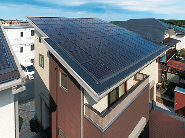 コンパクトな屋根面積でも10kW以上の大容量太陽光発電システムの搭載を実現。屋根一体型で外観も美しい