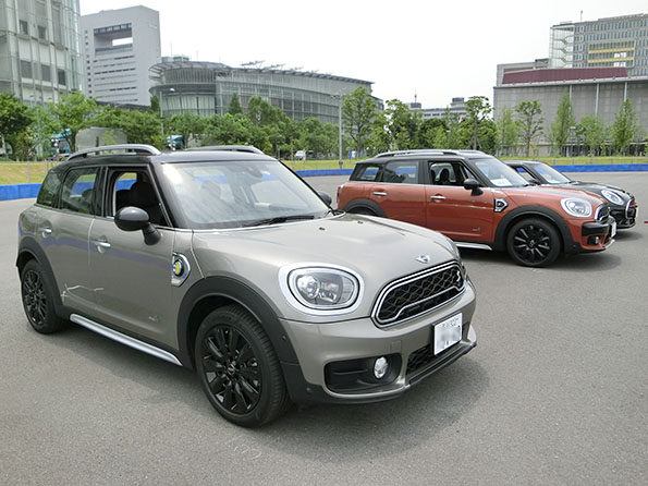 MINI Cooper S Eの外観。お台場のBMW東京関連施設にて撮影。
