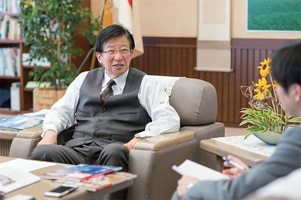 川勝平太氏(かわかつ・へいた)