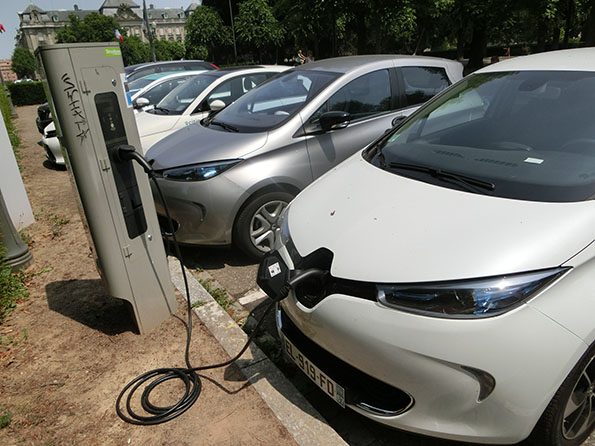 ルノーのEV、「ZOE」が充電する様子。