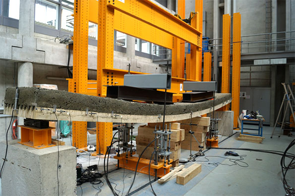 写真 1：8mの長さを持つ木製コンクリートパネル曲げ強度試験（写真：Daia Zwicky）