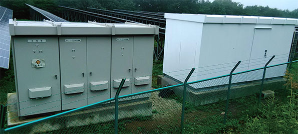 キュービクル（左）とパワコン収納箱（右）　パワコン収納箱には遮熱塗料が塗られ見た目も白くなっている
