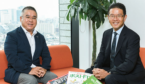 トス 代表取締役会長 大楽 浩氏(左)ヨーロッパ・ソーラー・イノベーション 代表取締役社長 土肥 宏吉氏(右)