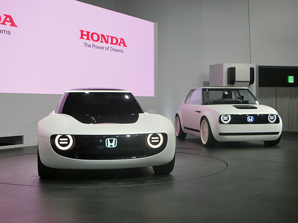ホンダのEVコンセプトモデル。アーバンEV（写真右）は2020年に日本で発売決定。