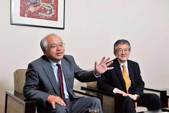日揮株式会社専務執行役員インフラ統括本部長北川均氏(左)、理事営業本部国内営業部長嘉堂亮一氏(右)